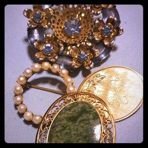 Vintage brooch set